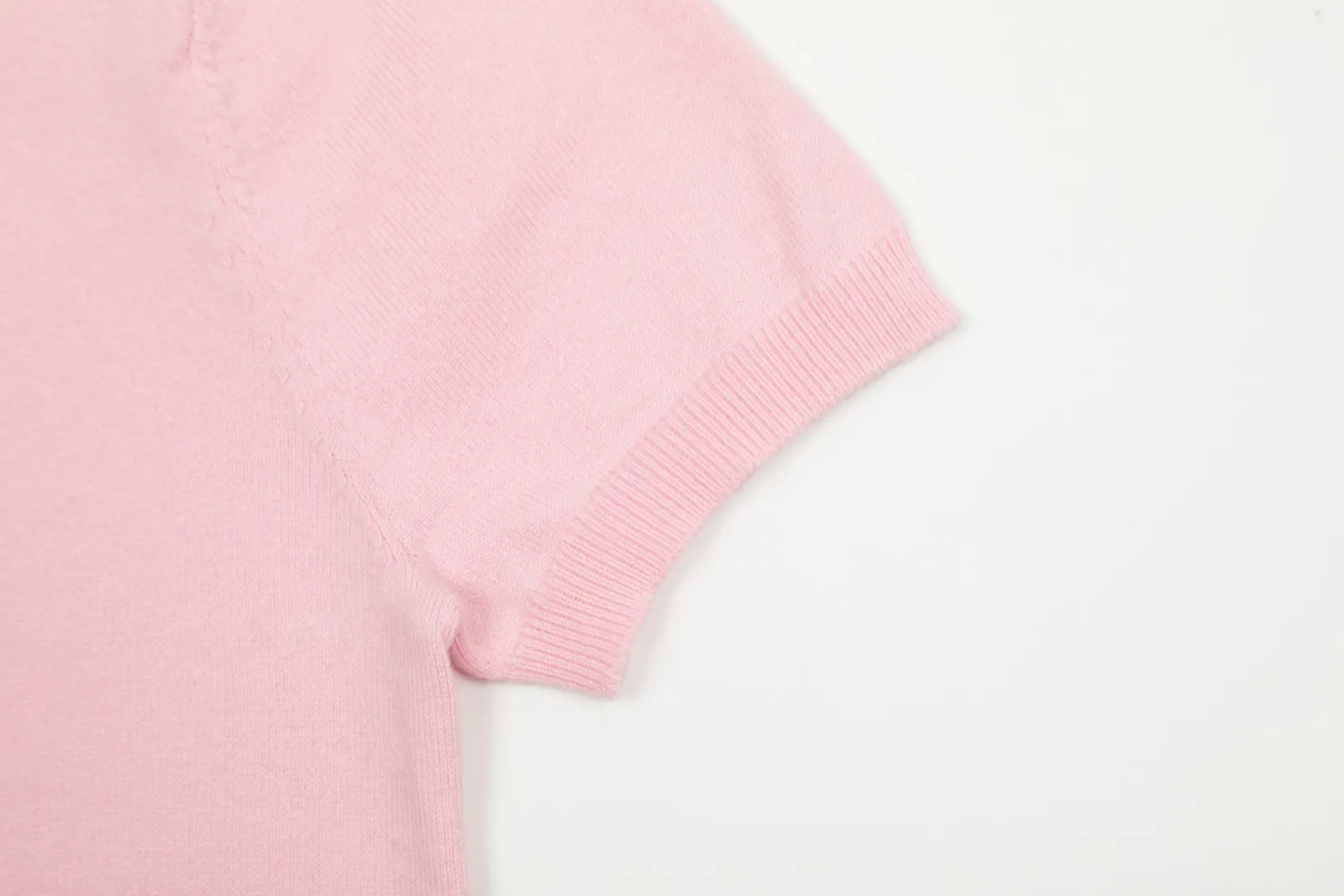 🅿️156 "Top quality" Style number: DS008# (not off the shelves all year round) [Ralph Lauren round neck solid color pony embroidered logo knitted short sleeves] ✅Ralph Lauren classic basic versatile knitted short sleeves for all seasons ✅Main supplier platform live broadcast Wholesale entity Replenish if out of stock Not off the shelf ✅ZP quality 1:1 version Scan the code to enter the GF website Counter quality ✅Detailed quality is the only one in Guangzhou Imported quality cotton yarn, focusing on high-end, cost-effective, good quality needless to say ✅The version is restored to the original version, loose, comfortable and stress-free, simple is high-end, classic is timeless ✅The upper body is simple and easy to match, a must-have for goddess ootd. Good-looking clothes are never picky. A must-have in the goddess' wardrobe. Size: S-XL Color: Army green, off-white, black, light pink, khaki, navy, light blue, mint green